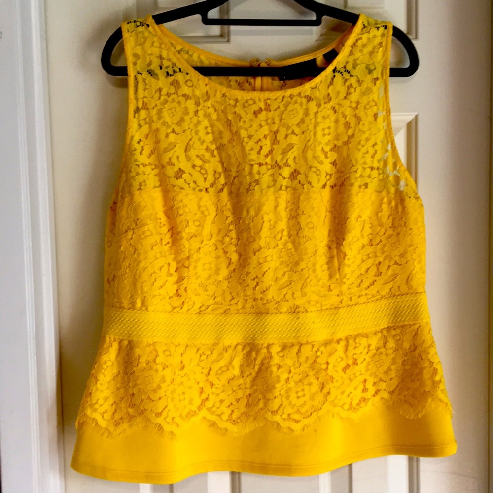 Yellow lace overlay shell